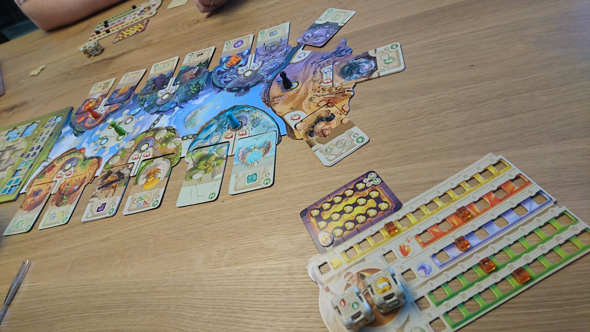MissBayBee_de's tweet photo. #BKSspielt Heute Spieletag in Trier. #Yokohama #BoomRunaway und die positive Überraschung #DiceForge. Super Würfelspiel mit tollem Material https://t.co/ExxmJyH6rJ