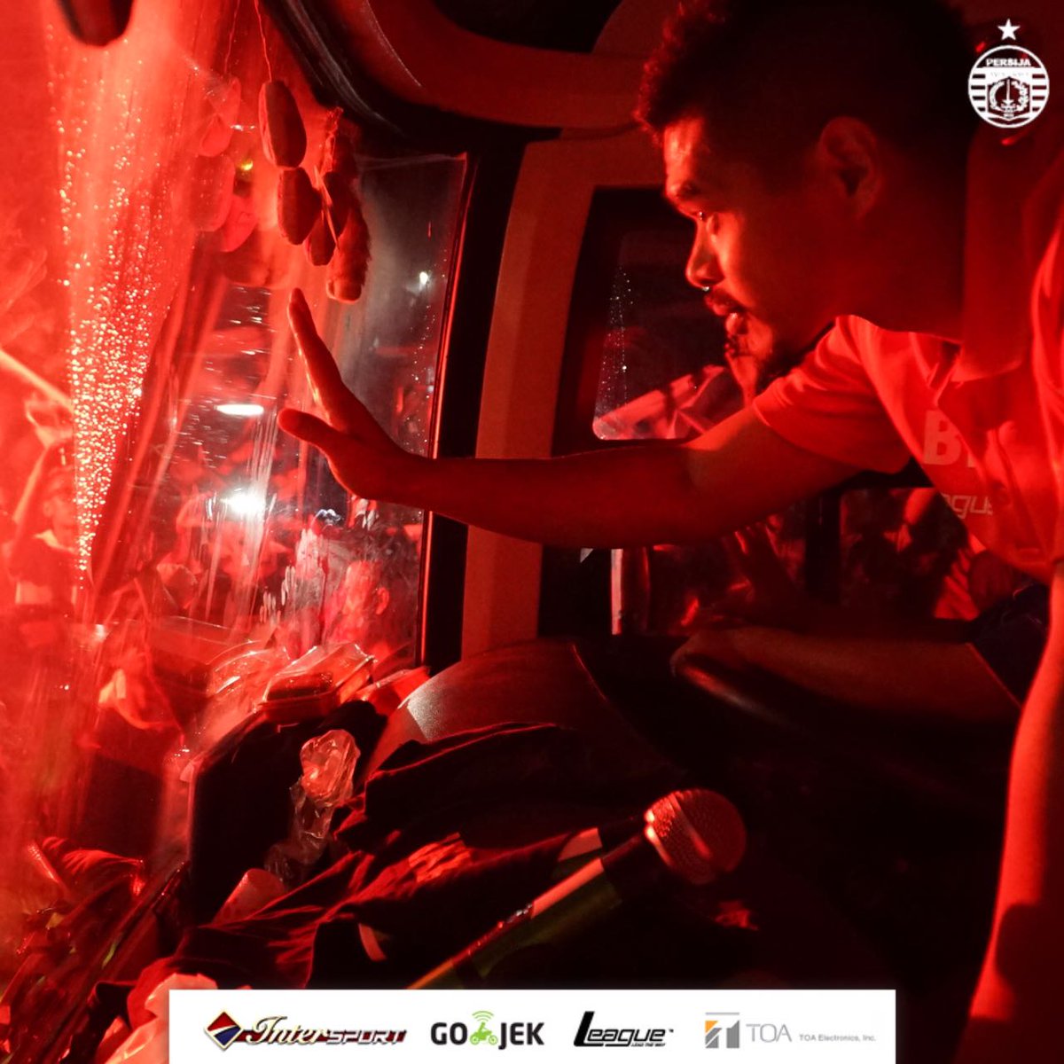 Persija_Jkt's tweet photo. Tiba di Jakarta, skuad Persija langsung disambut hangat The Jakmania usai dapatkan satu poin dari Bandung! #PersijaJakarta https://t.co/7R3g7pioTw