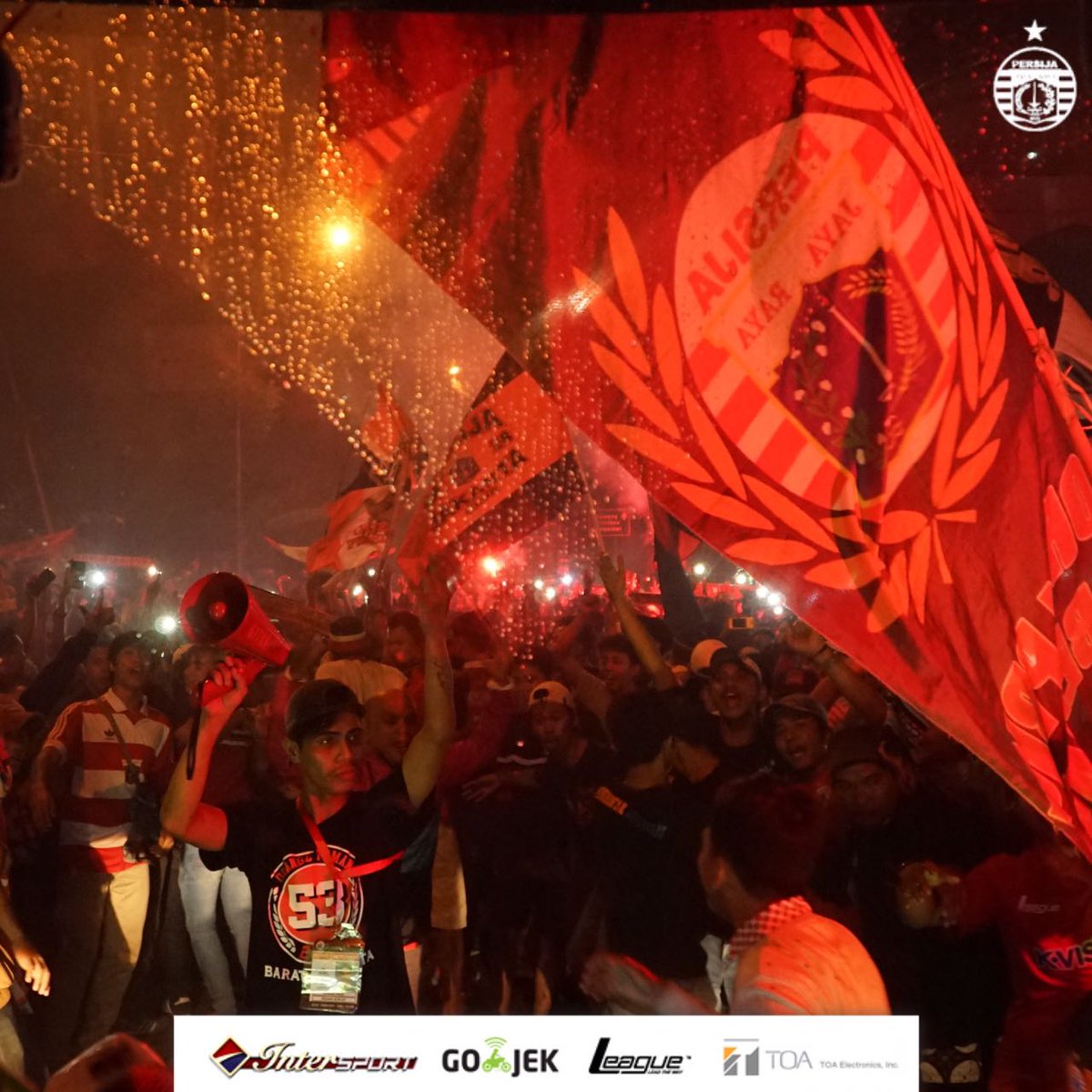 Persija_Jkt's tweet photo. Tiba di Jakarta, skuad Persija langsung disambut hangat The Jakmania usai dapatkan satu poin dari Bandung! #PersijaJakarta https://t.co/7R3g7pioTw
