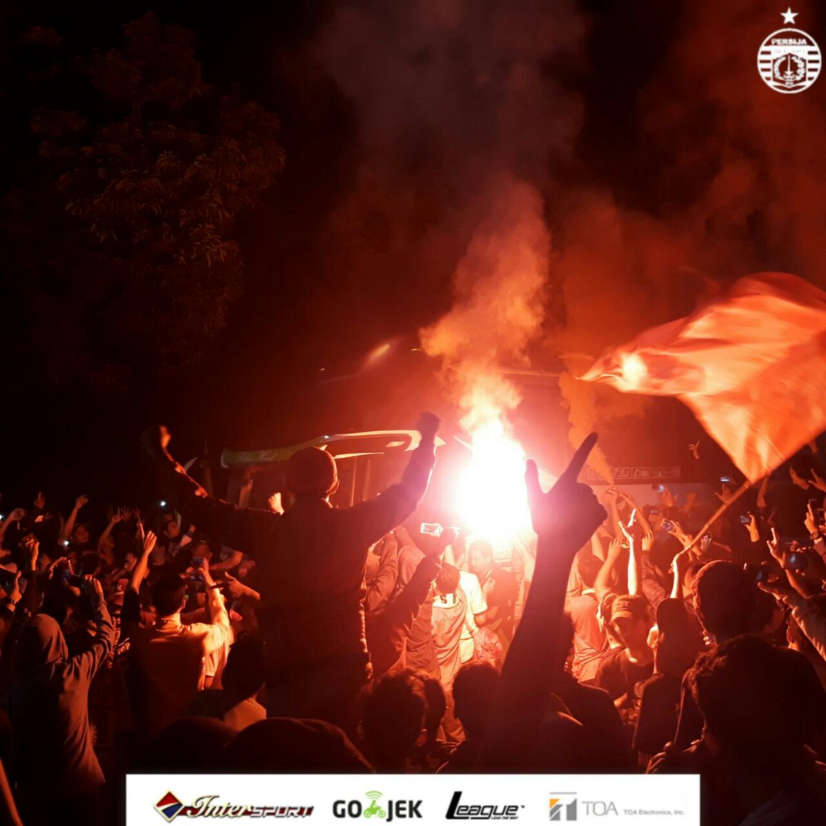Persija_Jkt's tweet photo. Tiba di Jakarta, skuad Persija langsung disambut hangat The Jakmania usai dapatkan satu poin dari Bandung! #PersijaJakarta https://t.co/7R3g7pioTw