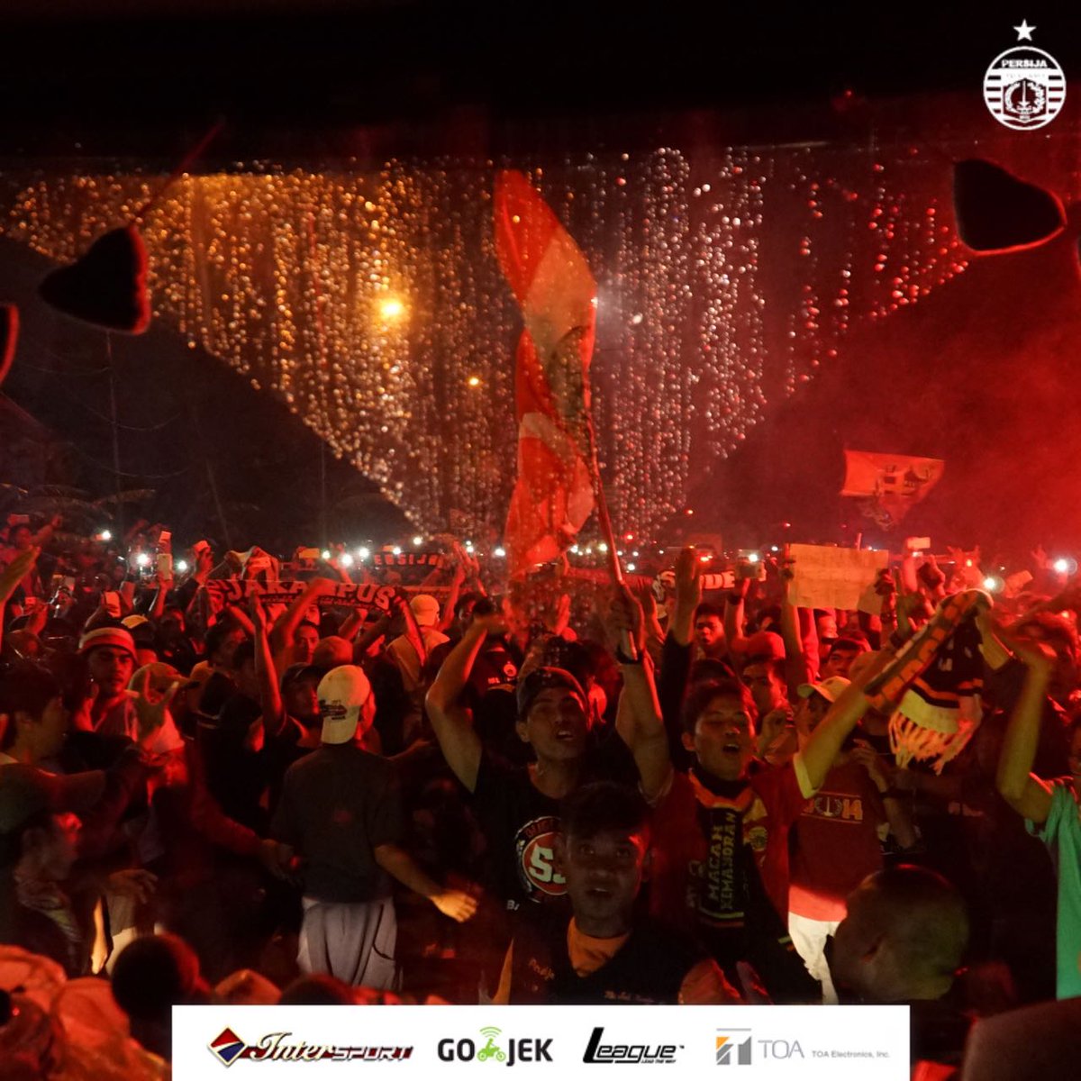 Persija_Jkt's tweet photo. Tiba di Jakarta, skuad Persija langsung disambut hangat The Jakmania usai dapatkan satu poin dari Bandung! #PersijaJakarta https://t.co/7R3g7pioTw