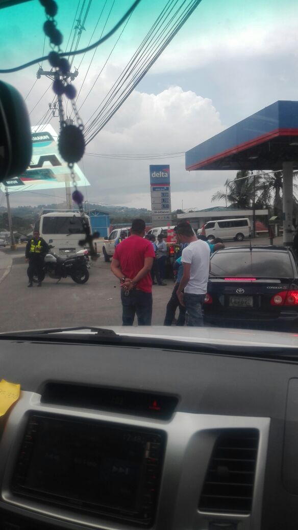 tvnnoticias's tweet photo. Unidades de @ProtegeryServir aprehenden en La Cabima a conductor de la Chiva en donde estudiantes ponían en riesgo su vida. https://t.co/qWrGvxPE2F