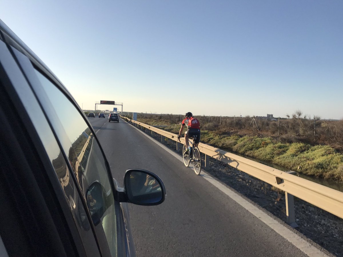 currojimenez79's tweet photo. @guardiacivil en la autovia Cádiz -Malaga antes del desvío con la A4. Sentido Sevilla. Peligrosisimo para el ciclista y para los coches https://t.co/yL9lSzl4jy