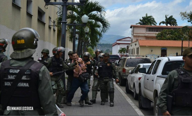 CaraotaDigital's tweet photo. #GN robó cámara del diario La Prensa y reprimió a manifestantes en #Barquisimeto https://t.co/za8oLPNQxh  https://t.co/M3QzFjWq6c