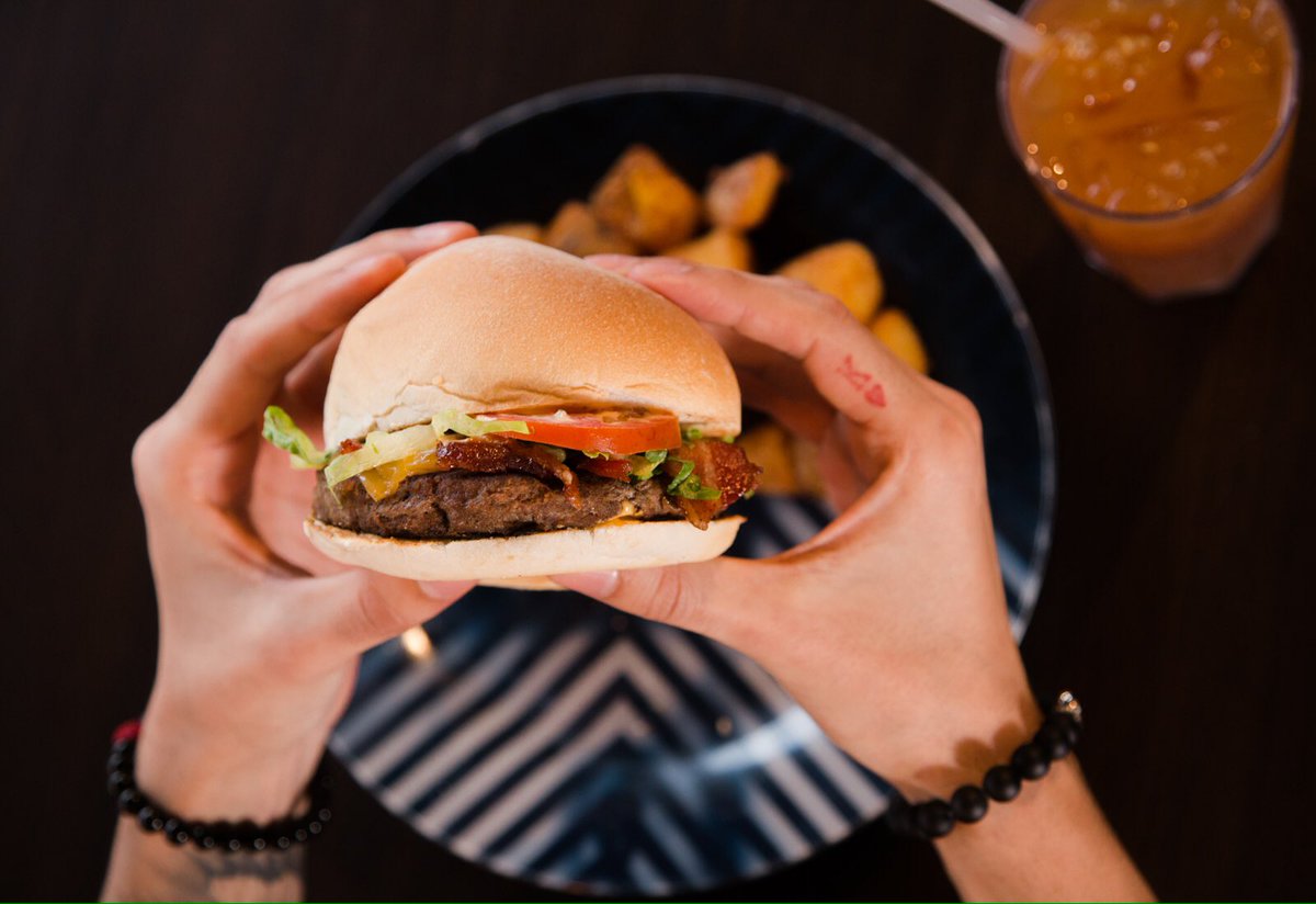 Capitan_Soda's tweet photo. ¡Desde YA! puedes venir al Bazar de @todosconbrak en nuestras instalaciones y comerte esta increíble hamburguesa. 🍔👌🏼 https://t.co/fb8sptkYO1