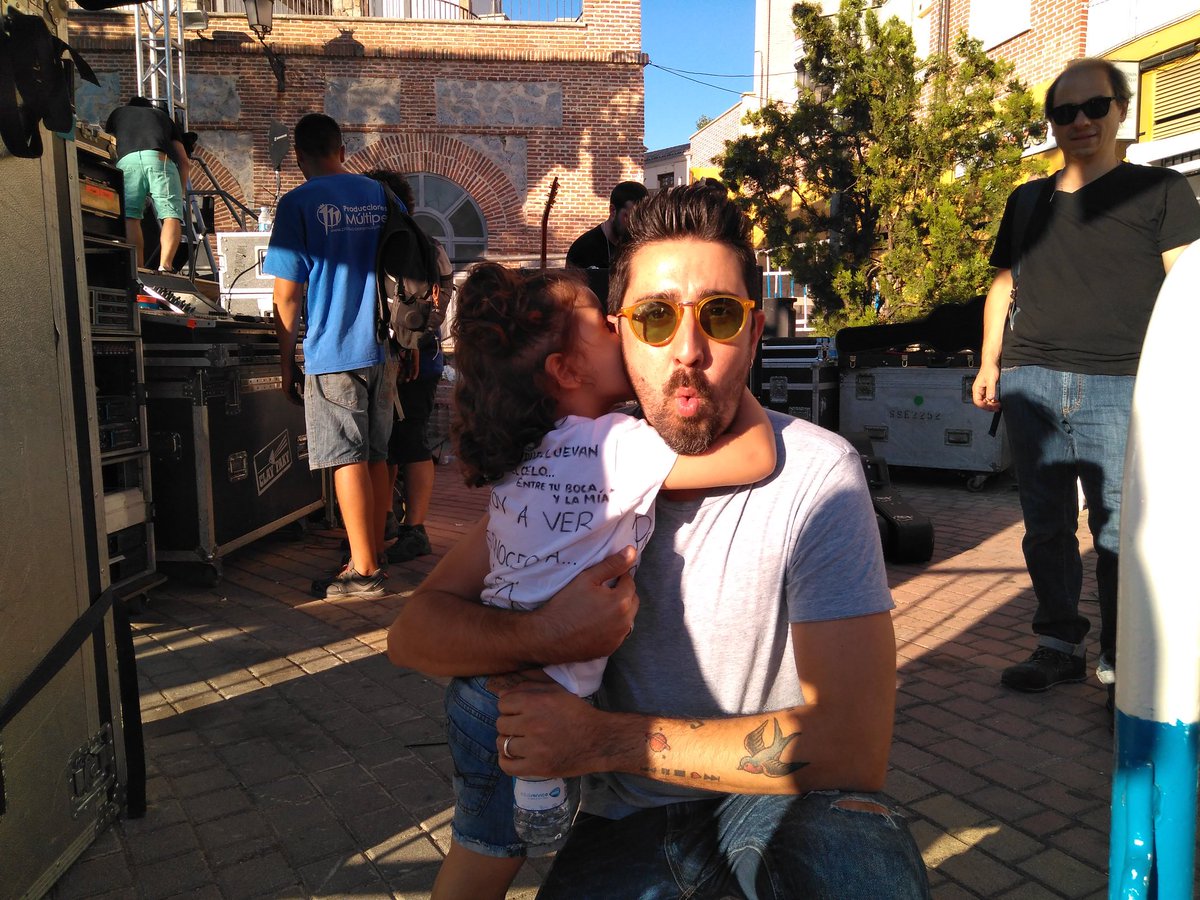 marimarglpg's tweet photo. En Pozuelo. Muchas gracias @AlexUbagoficial Momento inolvidable... Y ahora quiere una foto contigo sin gafas, podrá ser @AlexUbagoficial ? https://t.co/R0CXC2iwDB