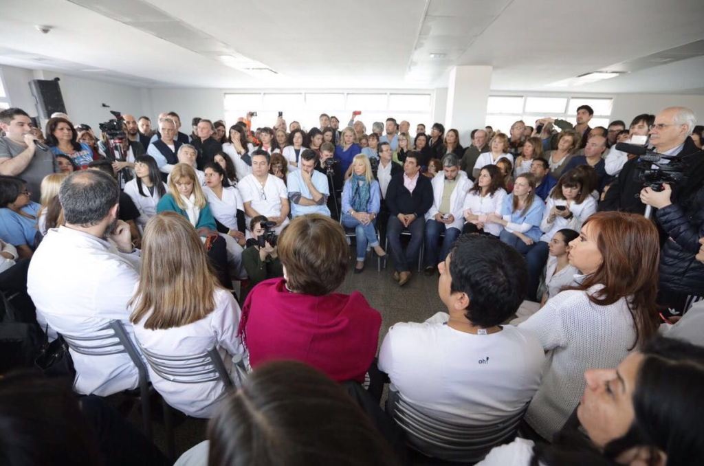 EnLineaWeb's tweet photo. Cristina visitó un hospital en La Matanza y se reunió con Profesionales de La Salud https://t.co/vbAT1KhJ8q https://t.co/YkY3uw9TNi