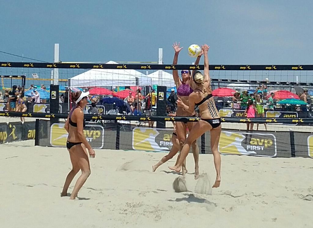 holgermu's tweet photo. How I beat a bigger block. All in the armswing. Today @KellyReeves02 vs Shaw. It as a point. #VolleyballLessons https://t.co/9UWHYt9BYC
