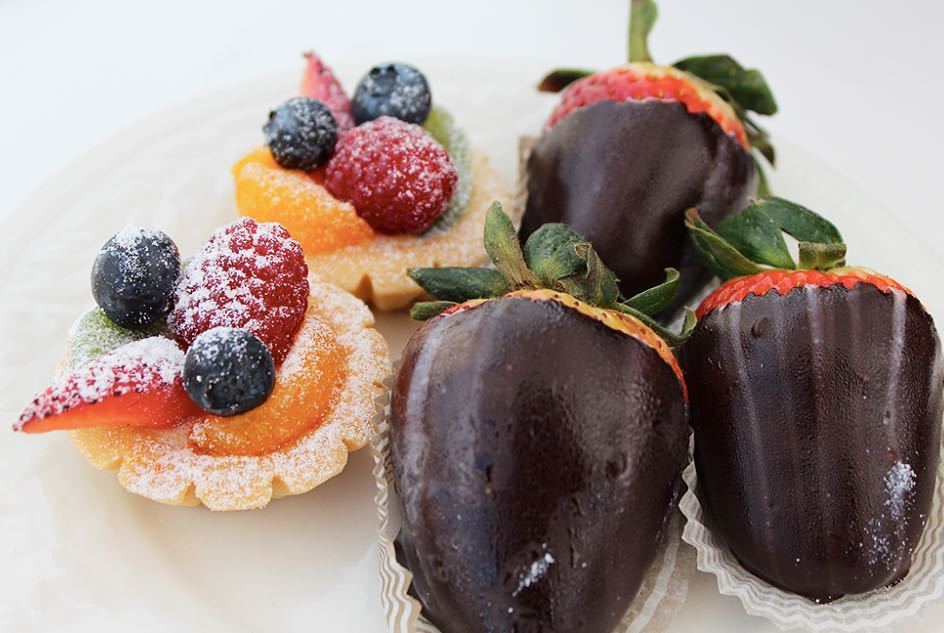 CakeWorksHawaii's tweet photo. .
Fruit tart and chocolate dipped strawberries anyone? We thought so...
https://t.co/CYlQx5PNUL
.
#cakeworks #cak… https://t.co/6C6R3wEWvG https://t.co/lZXPfqjuYV