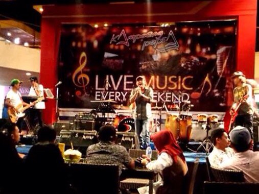 PJaryanto's tweet photo. 08.07.17 all night long Malam terakhir di Kampoeng Halaman, nyante sambil ngupi2 @kampoengPOPSA with best friend. https://t.co/qDUfL6iYSP