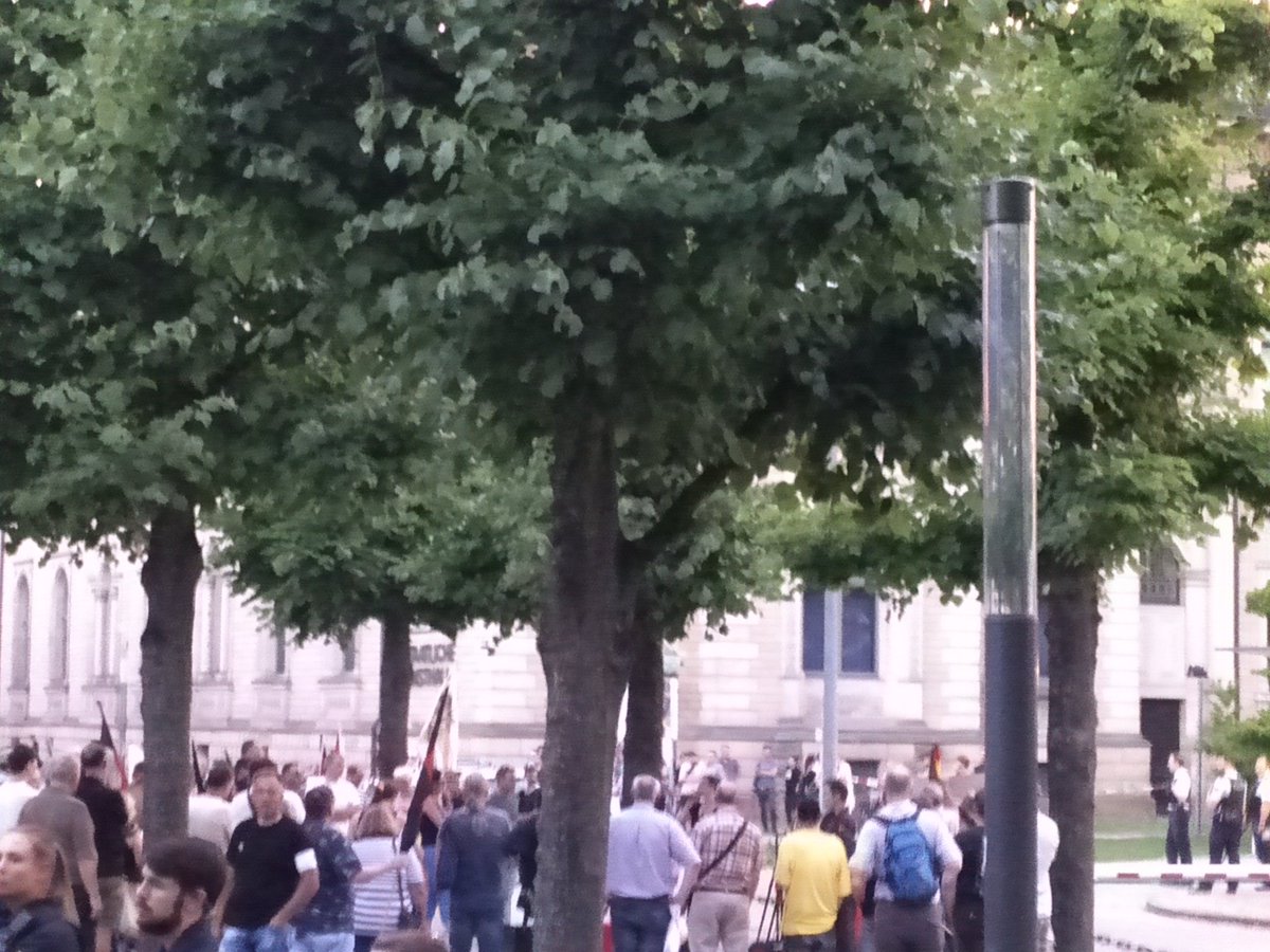 Botanikus21's tweet photo. #nokargida #nopegida #Karlsruhe 
Polizei will dass ES endlich zum Ende kommt, das juckt sie nicht https://t.co/OAxjUGqwyc