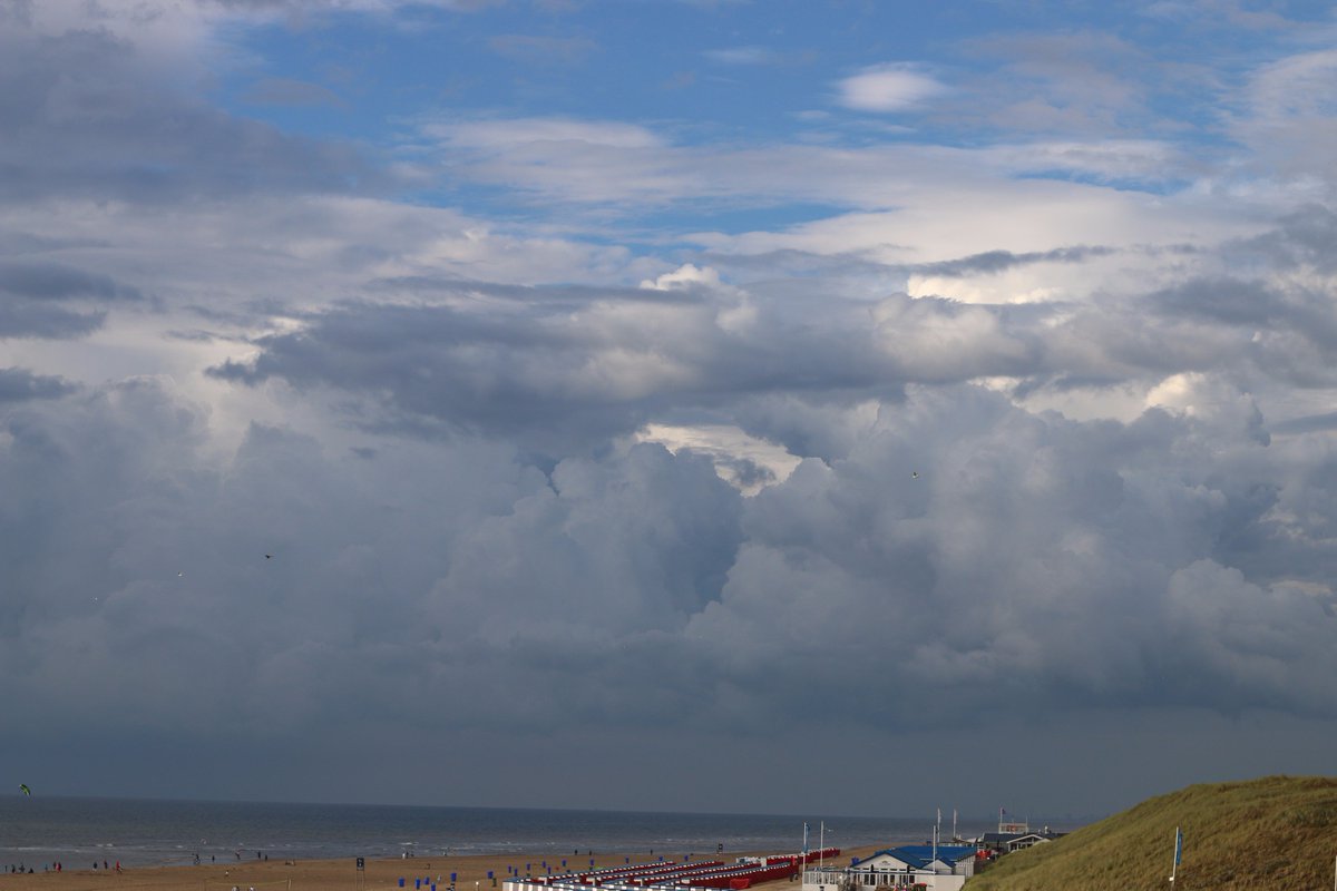 weerman_katwijk's tweet photo. Donkere #wolken boven de #noordzee #katwijk #katwijksweer https://t.co/gW3V8lZm60