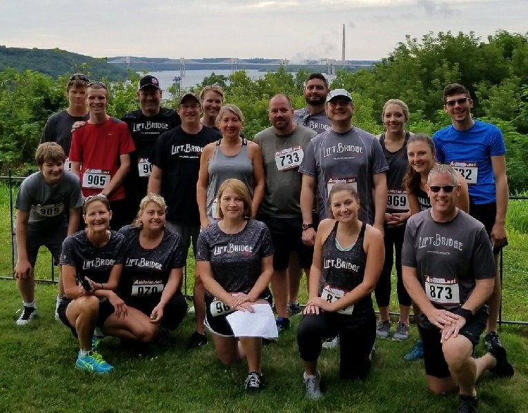 WineAndGarden's tweet photo. RT^@LiftBridge: Team @LiftBridge representing in the #ljd2017 #5k. #DiscoverStillwater #CraftBeerRun https://t.co/3n4qsmA1Zw