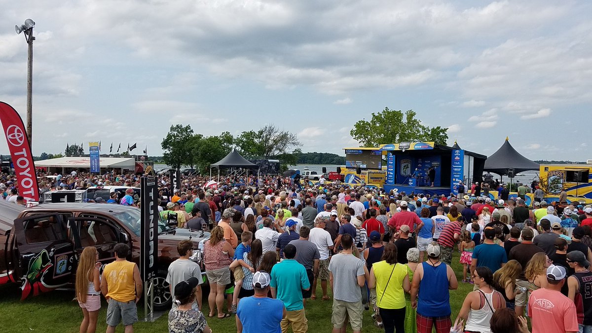 Thousands of fans and more pouring in for the @BASS_nation HUK Bassmaster Elite presented by <a href="/GoRVing/">Go RVing</a>  in Waddington, NY <a href="/HukGear/">HukGear</a>