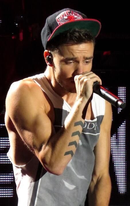 best1dquestion's tweet photo. choose a pic of liam in a tank top https://t.co/6dMFToPBAl