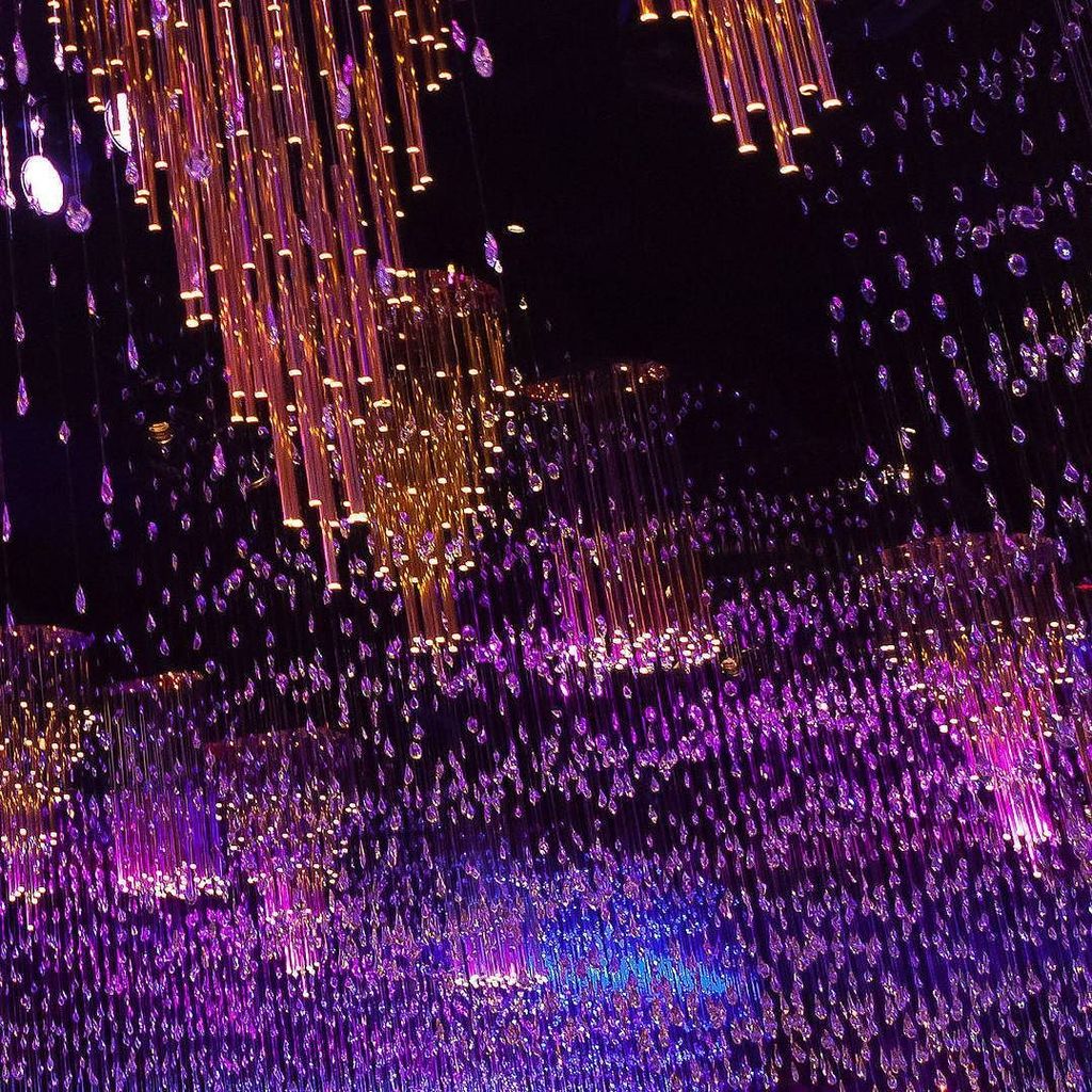 RevelryDesign's tweet photo. The Magic of 100,000 Sparkling Teardrop Crystals Surrounding Gold Chandeliers.
#DazzlingatDolby #RevelryEventDesign
Follow along as we d… https://t.co/GrmAAs0LJC