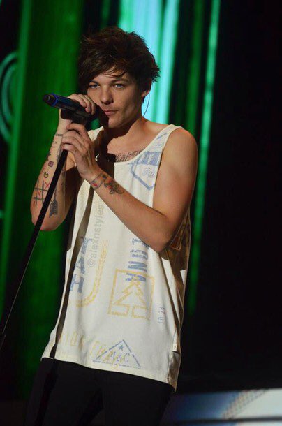 best1dquestion's tweet photo. choose a pic of louis in a tank top https://t.co/kXbpiBaUkA