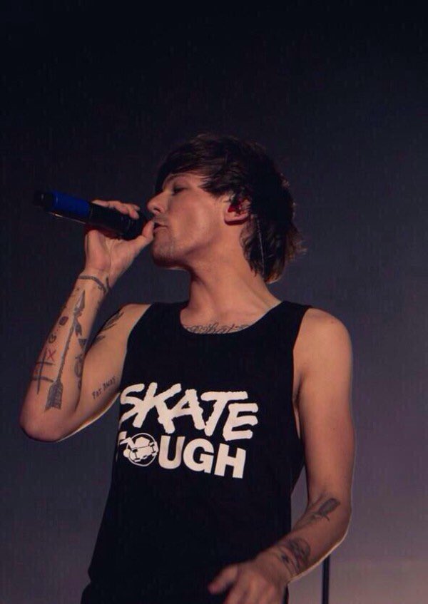 best1dquestion's tweet photo. choose a pic of louis in a tank top https://t.co/kXbpiBaUkA