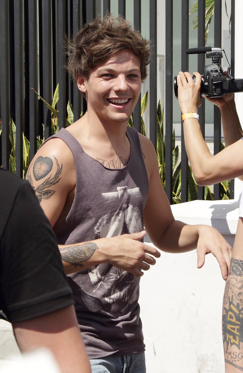 best1dquestion's tweet photo. choose a pic of louis in a tank top https://t.co/kXbpiBaUkA