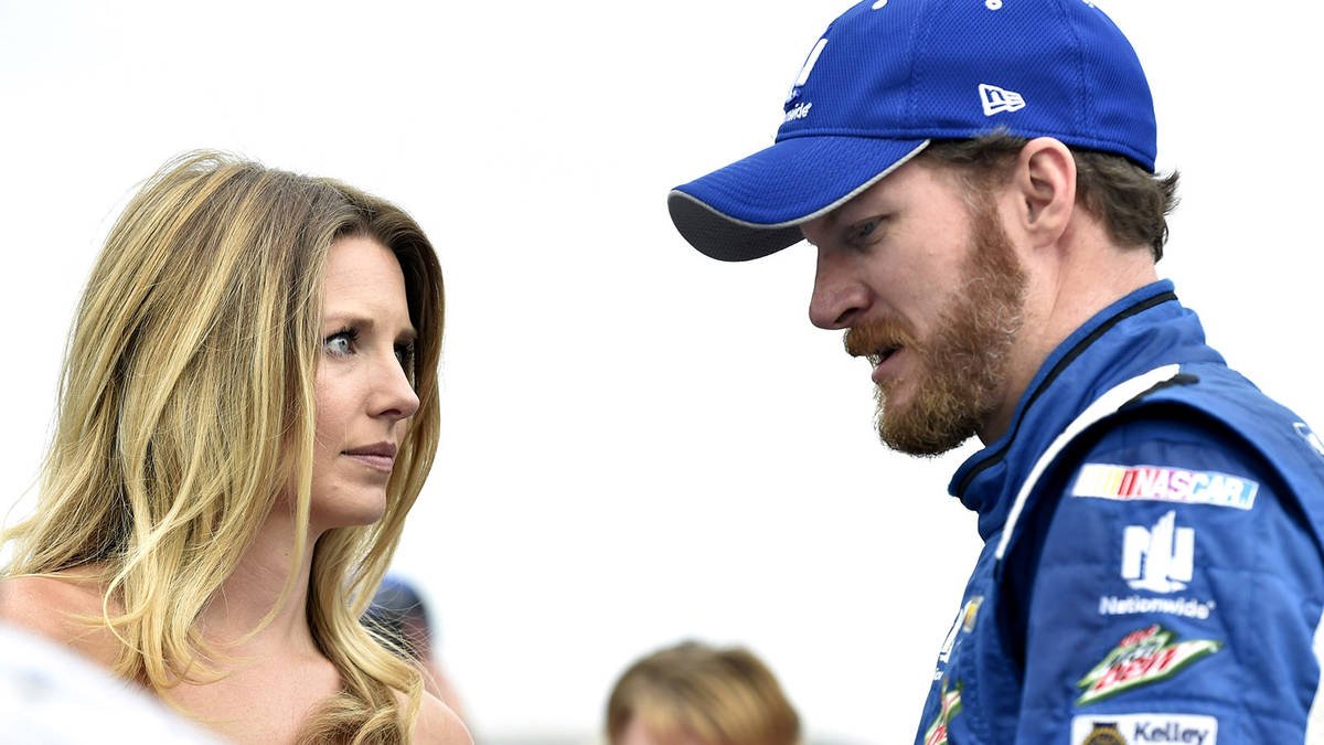 Dale Earnhardt Jr. defends wife's Twitter response to racing in NASCAR's Clash bit.ly/2eEcGhc https://t.co/v4dVbsCrRG