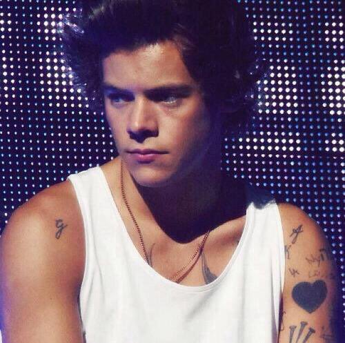 best1dquestion's tweet photo. choose a pic of harry in a tank top https://t.co/98mtuPStuG