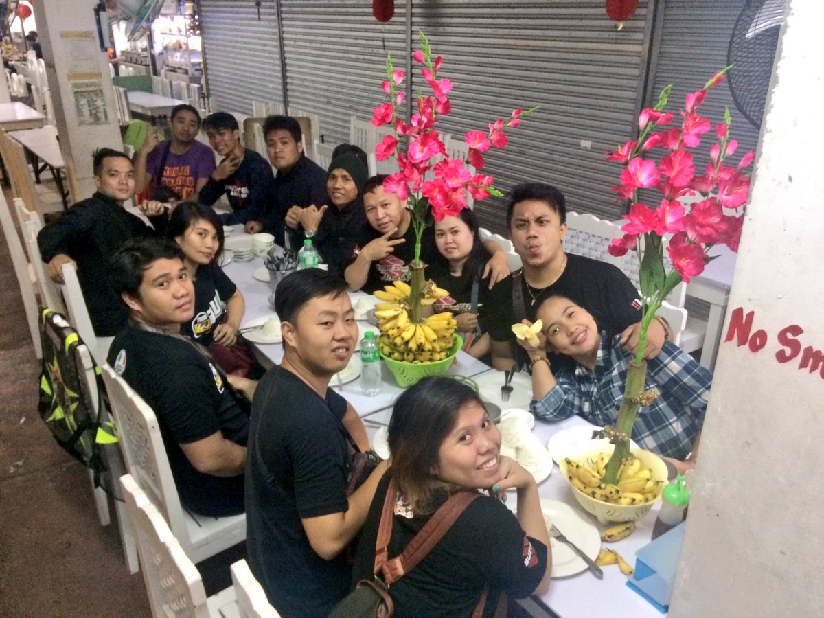 Nhielwhuuut's tweet photo. After ramen bulalo naman 😂 #Tagaytay #MahoganyMarket #allstarss #Gucci #rainorshine #bulalord #unlipiga @Analiiiiiing https://t.co/mhHxWIHMWc