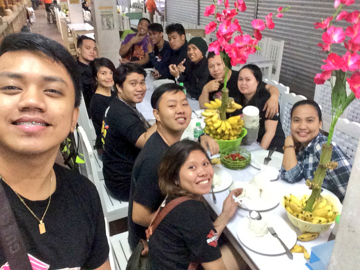 Nhielwhuuut's tweet photo. After ramen bulalo naman 😂 #Tagaytay #MahoganyMarket #allstarss #Gucci #rainorshine #bulalord #unlipiga @Analiiiiiing https://t.co/mhHxWIHMWc