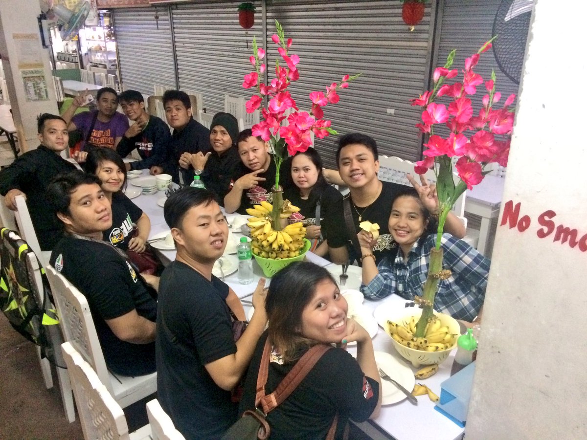 Nhielwhuuut's tweet photo. After ramen bulalo naman 😂 #Tagaytay #MahoganyMarket #allstarss #Gucci #rainorshine #bulalord #unlipiga @Analiiiiiing https://t.co/mhHxWIHMWc