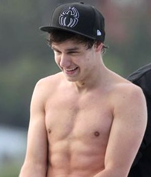 best1dquestion's tweet photo. choose a pic of liam in a hat https://t.co/OaqVqWRcTJ