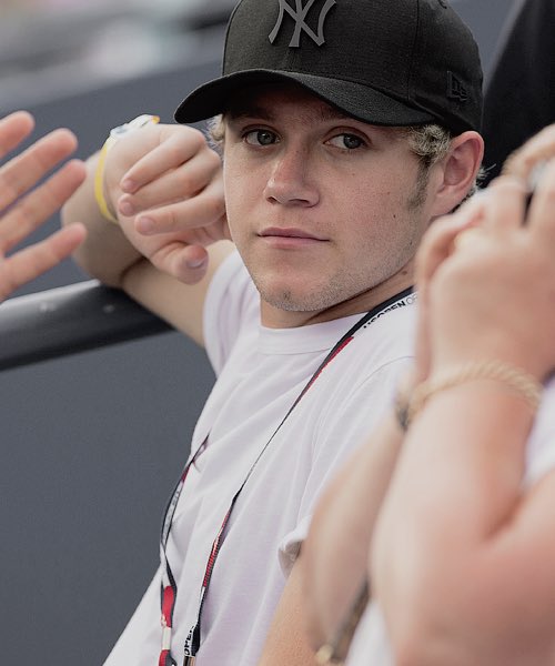 best1dquestion's tweet photo. choose a pic of niall in a hat https://t.co/UngjH0Q0Jj