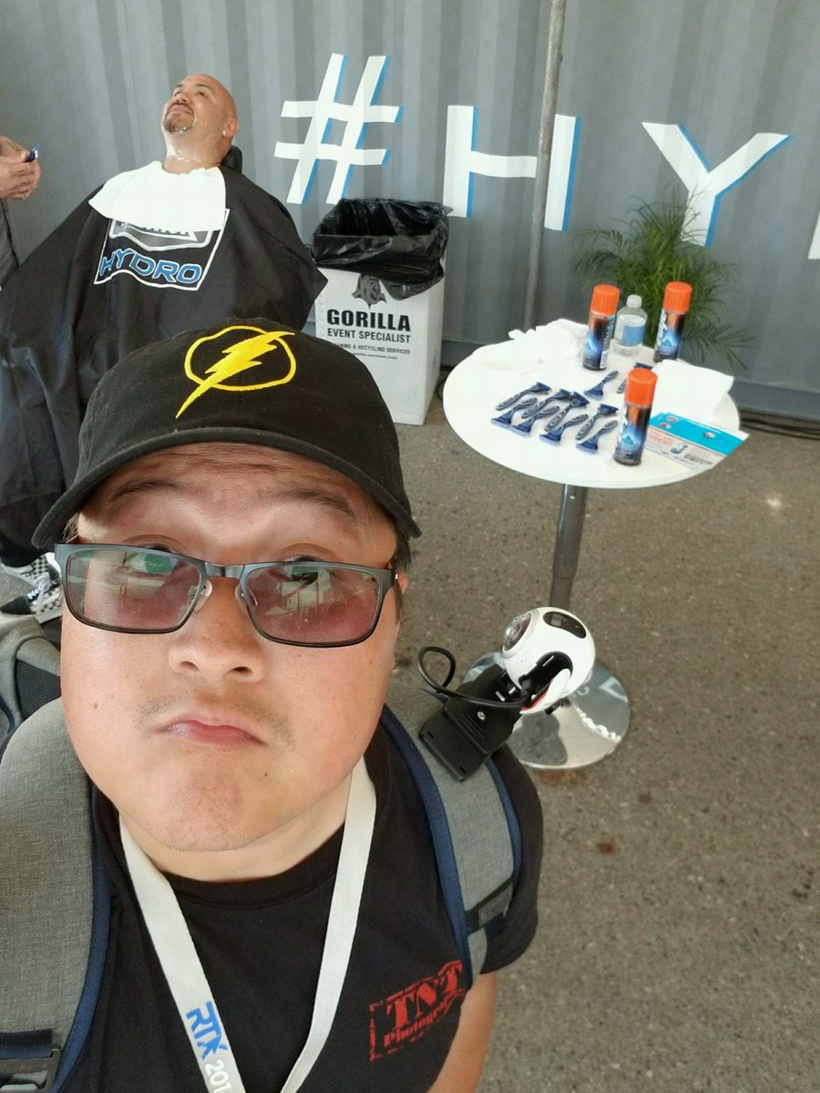 Tomnitiative's tweet photo. Hanging ouy at the Schick booth and checkin out their great products! #hydroescape https://t.co/Sp1eGcfcr2