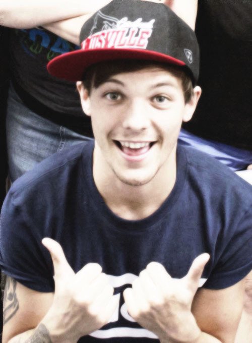 best1dquestion's tweet photo. choose a pic of louis in a hat https://t.co/x1RmiEh3Li