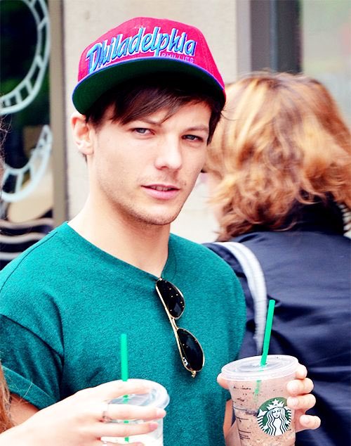 best1dquestion's tweet photo. choose a pic of louis in a hat https://t.co/x1RmiEh3Li
