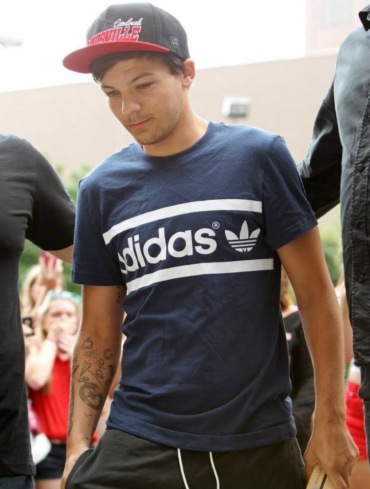 best1dquestion's tweet photo. choose a pic of louis in a hat https://t.co/x1RmiEh3Li