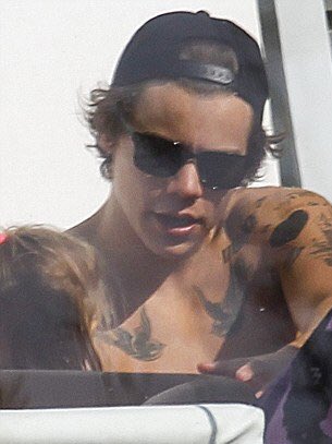 best1dquestion's tweet photo. choose a pic of harry in a hat https://t.co/qn19XhcXHW