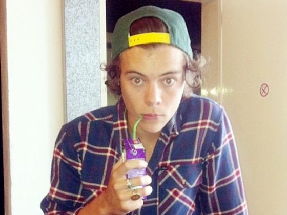 best1dquestion's tweet photo. choose a pic of harry in a hat https://t.co/qn19XhcXHW