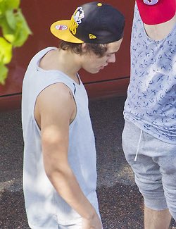 best1dquestion's tweet photo. choose a pic of harry in a hat https://t.co/qn19XhcXHW