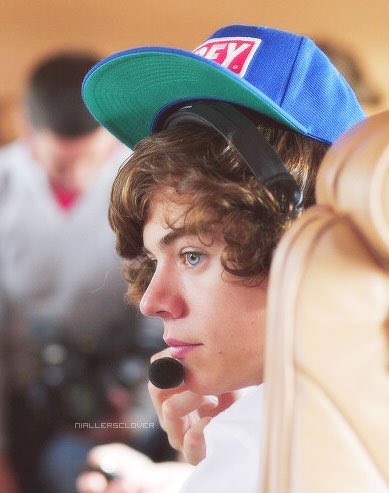 best1dquestion's tweet photo. choose a pic of harry in a hat https://t.co/qn19XhcXHW
