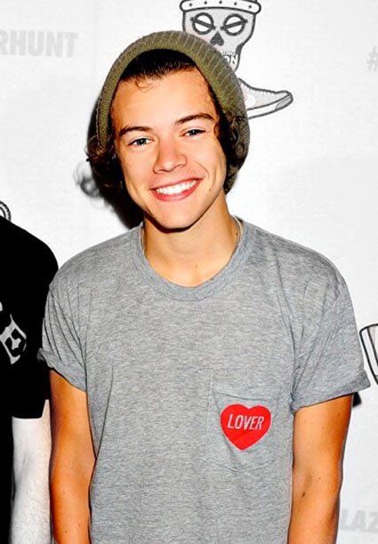 best1dquestion's tweet photo. choose a pic of harry in a beanie https://t.co/dDwXnJSlgz