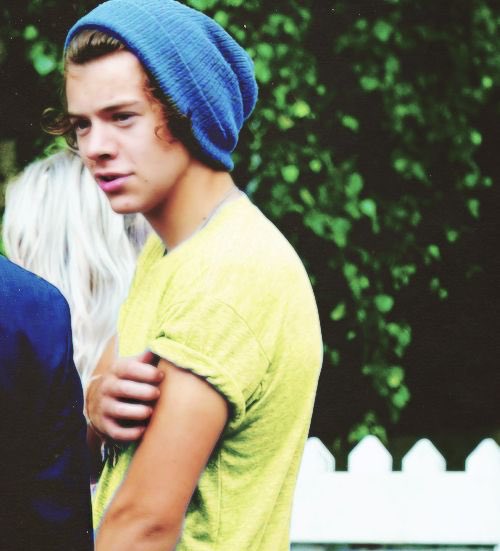 best1dquestion's tweet photo. choose a pic of harry in a beanie https://t.co/dDwXnJSlgz
