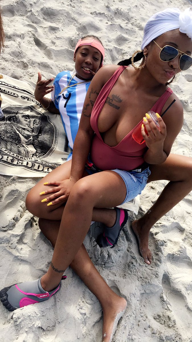 Diamond_Deanna's tweet photo. MINE 🔐💛 4:01 ✨@JuiceUp_Ju #LesbianLovers #StartedAsFriends #TheBestThingsAreUnexpected #MyBaby #MyBackBone #OffTheMarket #DLT #JNJ 💛 https://t.co/IYrD19dM27