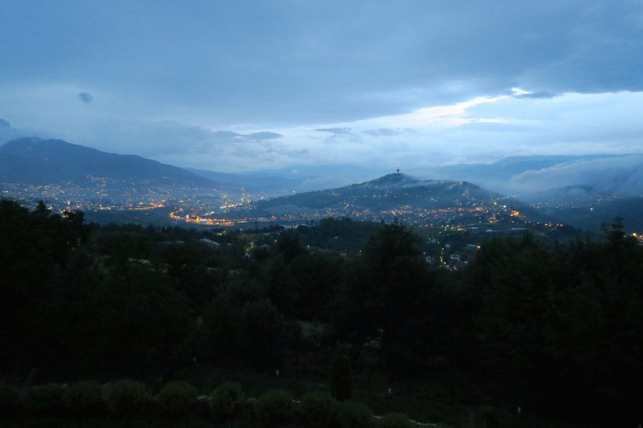 Capajebo's tweet photo. Boris Dežulović: Đe je tačno Sarajevo? https://t.co/I9unoMdfVo https://t.co/nM0uLVNnWN