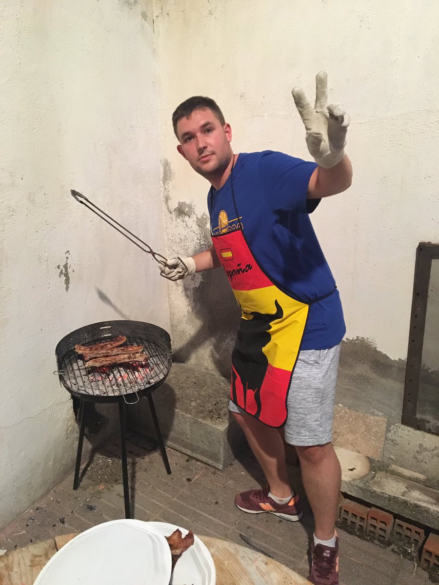 asdecopas2013's tweet photo. Él cocinillas @cuberoxilo62 nos va a dar de cenar esta noche, el postre vendrá después https://t.co/JxviT0G9v5