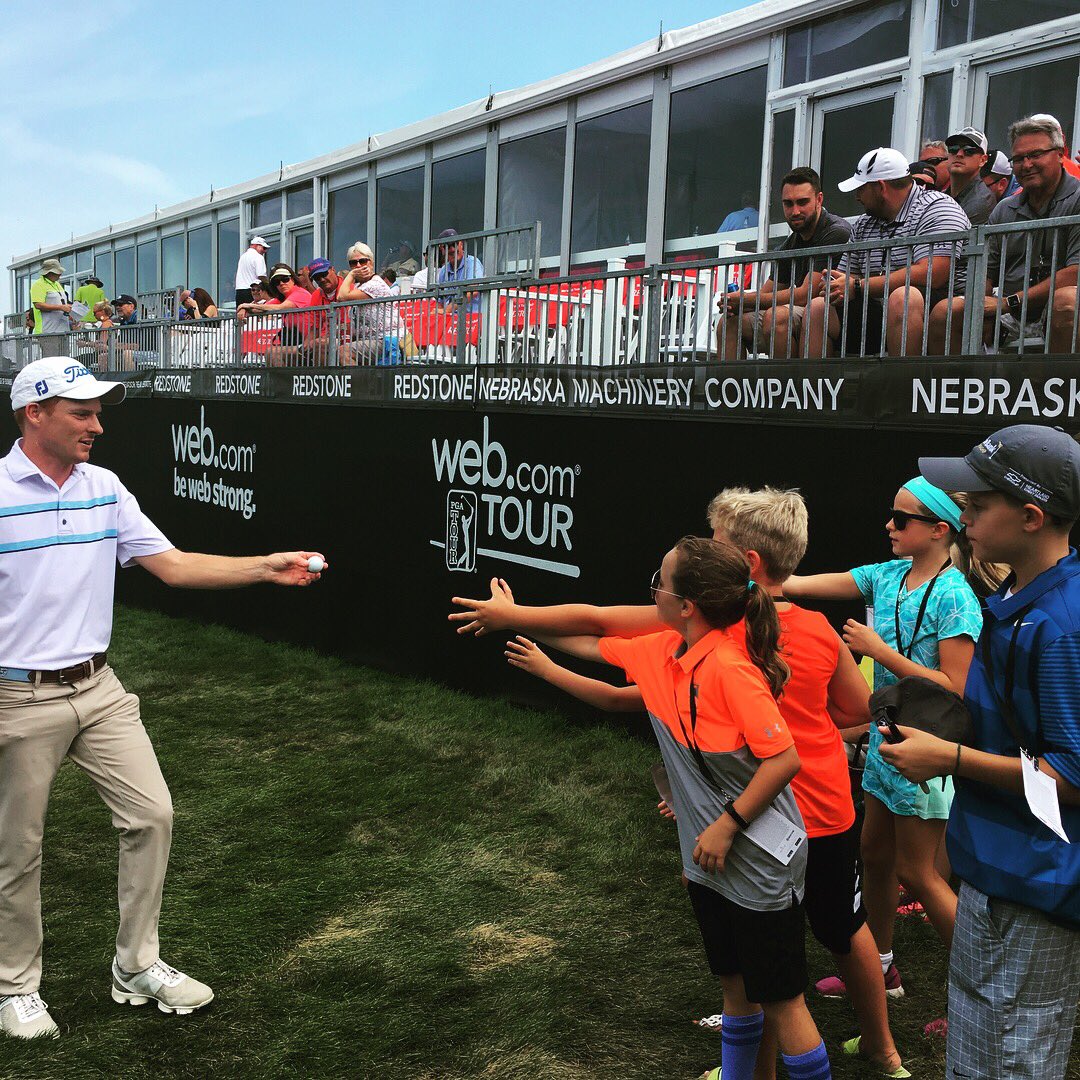 .@blakerdtrimble having a moment with the kids of the tournament after he sinks his put.