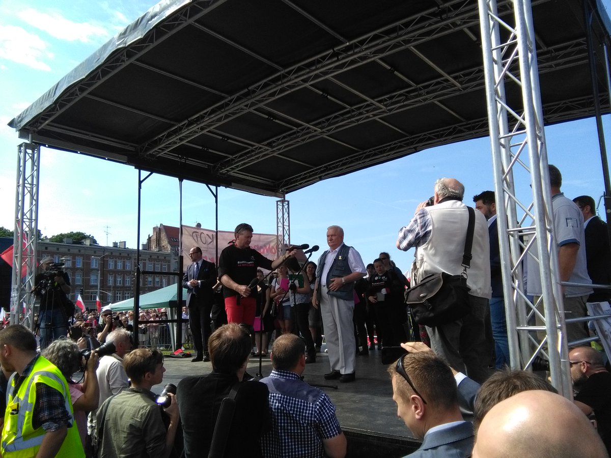 GdaGdySop's tweet photo. Lech Walesa i #Gdansk. Protest mot domstolsreform https://t.co/I1joBDHjBE