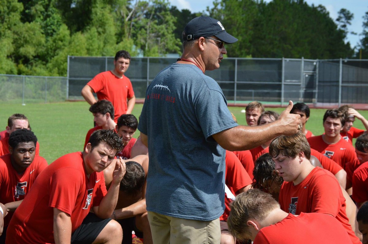 DawgPoundFB's tweet photo. 4 days till #bulldogbootcamp 2017 @FHSsportupdates What "Dawgs" will shine? #timetogrind https://t.co/uzGLLJQocC