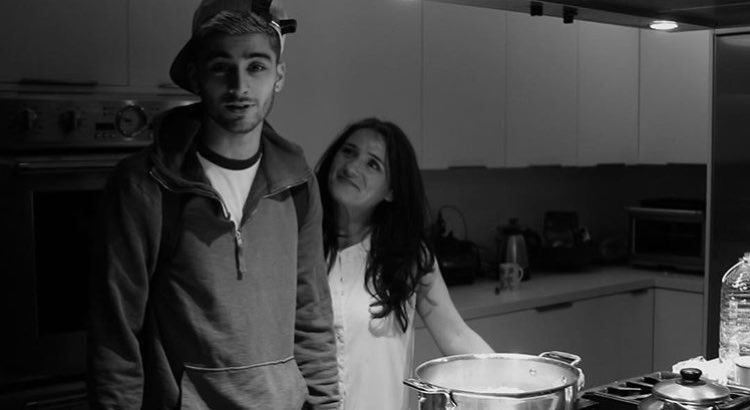 ZaynJMNews's tweet photo. #NEW | Zayn and his mum Trisha. https://t.co/q0ZANz1zS9