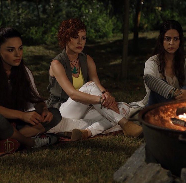 Böyle oturmuşuz, neyi düşünüyorduk acaba? #İnadınaAşk