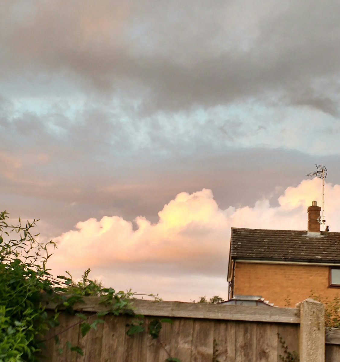 MrBumble38's tweet photo. @wrexham Cloudscape over #ruabon #Weather #summertime https://t.co/xKyy3Ossfl