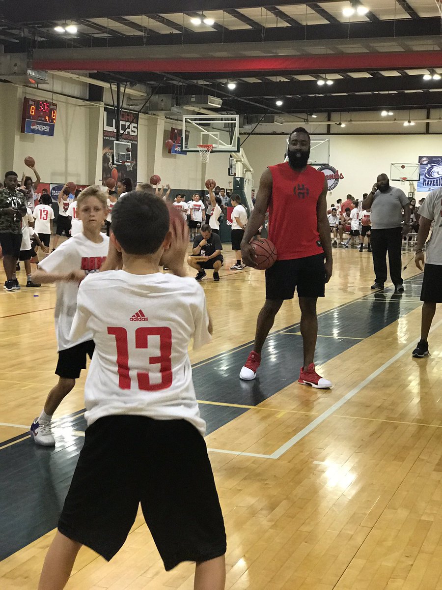 capturethoseM's tweet photo. @JHarden13 @kroger @ProcterGamble @ProCamps #UnplugAndPlay https://t.co/CDE4kEtV42